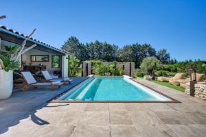 Villas Bastide des Sarrieres a -d'1 km de Lourmarin - Piscine chauffee, cuisine d'ete, pool house, sauna : photos des chambres