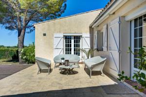 Villas Bastide des Sarrieres a -d'1 km de Lourmarin - Piscine chauffee, cuisine d'ete, pool house, sauna : photos des chambres