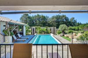 Villas Bastide des Sarrieres a -d'1 km de Lourmarin - Piscine chauffee, cuisine d'ete, pool house, sauna : photos des chambres