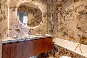 Stylish Rue des Rosiers Gem Brand New 2-Bedr