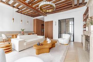 Stylish Rue des Rosiers Gem Brand New 2-Bedr