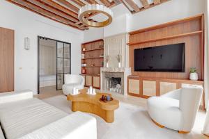 Stylish Rue des Rosiers Gem Brand New 2-Bedr