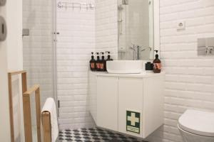 Modern Flat Near Trindade by LovelyStay