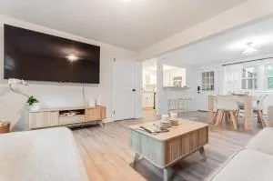 Sanctuary on Sylvan with Golden King Bed - Briarly