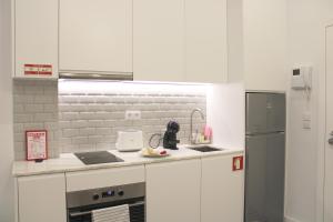 Modern Flat Near Trindade by LovelyStay