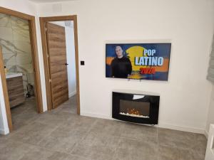 House totally refurbished in 2024, terrace in front of the sea, 1 min walk to the beach, aircon, wifi