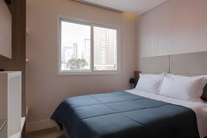 Studio prox shopping Curitiba Wifi, TV a Cabo e ar by UROOMS