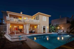 Bayside Concha House - Beachfront Oasis with Heated Pool