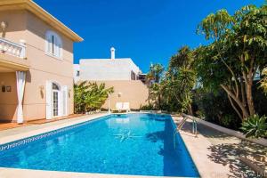 Bayside Concha House - Beachfront Oasis with Heated Pool