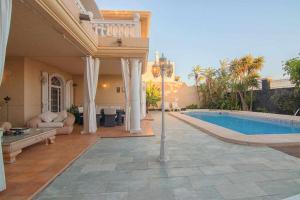 Villa La Concha Beachfront Heated Pool