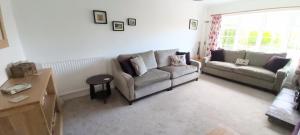 Willow Cottage 4 bed, cosy stopover, dogs welcome