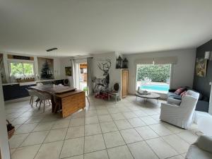 Maison avec piscine entre plage et montagne