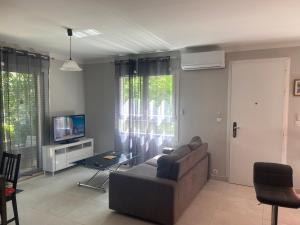 Rez de villa Grand T2 proche plage Marvivo-Sablettes