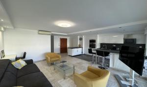 Charming 2 room , 52 m2, very spacious, bright and near sea Martinez hotel