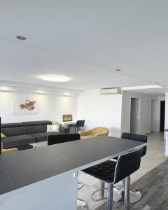 Charming 2 room , 52 m2, very spacious, bright and near sea Martinez hotel