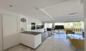 Charming 2 room , 52 m2, very spacious, bright and near sea Martinez hotel