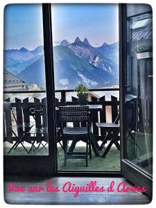 vue splendide montagnes centre village pieds des pistes et remontées Mécaniques