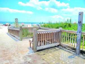 Dreams by the Sea Beach Access, Pool, Balcony & Free Attraction Tickets