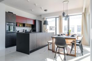 Luxury beachfront penthouse apartment with whirlpool and spacious rooftop terrace, Vinjerac 