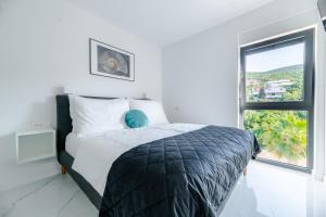 Luxury beachfront penthouse apartment with whirlpool and spacious rooftop terrace, Vinjerac
