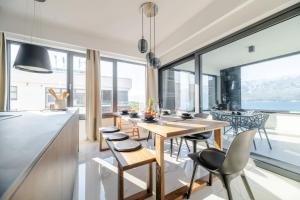 Luxury beachfront penthouse apartment with whirlpool and spacious rooftop terrace, Vinjerac