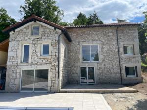 Gite authentique au coeur de Blavozy avec piscine privée, jacuzzi et terrain de pétanque