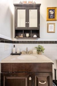 Modern West Hoboken 1- Bed 15 Minute Commute To NYC