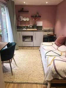 Garden Studio Annex w/free parking - Chipperfield