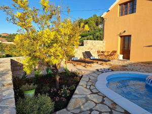 Holiday house "Acacia", for two with pool, Dol
