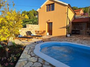 Holiday house "Acacia", for two with pool, Dol