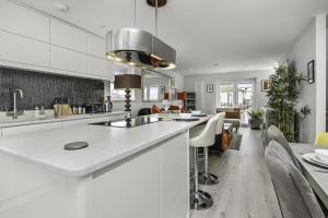 Sunset Townhouse with Free Parking