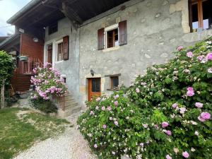 B&B / Chambres d'hotes Chambres d-hotes avec entree privative au calme dans maison de village au-villard : photos des chambres