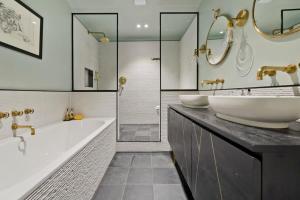 Colourful 3 Bed Kensington Garden Flat