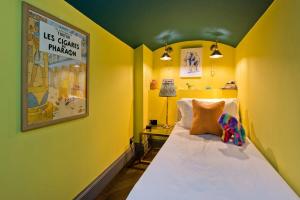 Colourful 3 Bed Kensington Garden Flat