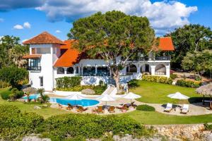 Ocean Front Villa Accommodates 14 Guests With Service