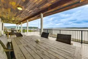Beachfront Anderson Island Escape Rainier Views! - DuPont