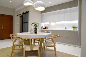 Elegant Central 2BR & 2 Ensuite Baths, Near Metro