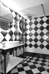 Elegant Central 2BR & 2 Ensuite Baths, Near Metro