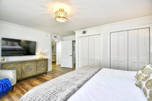 Remodeled, open airy condo, with full access , 1706 Brighton condo