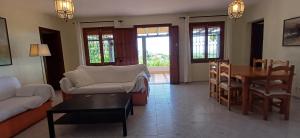 Encantador Cortijo con Piscina Privada y Vista al Mar