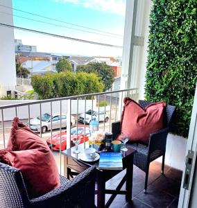 FRESH ATLANTiC OCEAN ViEW STUDiO Halaal