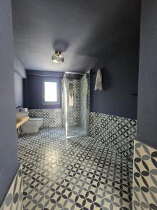 Habitación con cama extragrande.