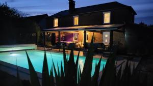 Jacuzzi, Piscine, Station de recharge pour véhicule électrique, Maison normande du 19ème Siècle à 25 de Deauville, classée meublé de tourisme 5 étoiles