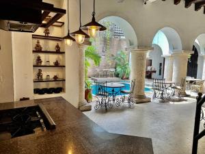 Mansión con suites, piscina, jacuzzi y rooftop