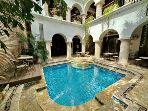 Mansión con suites, piscina, jacuzzi y rooftop