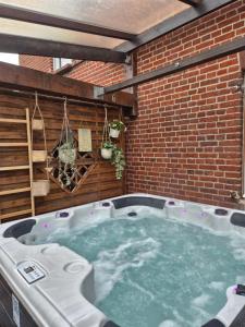 Jacuzzi, Piscine, Station de recharge pour véhicule électrique, Maison normande du 19ème Siècle à 25 de Deauville, classée meublé de tourisme 5 étoiles