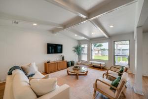 Lakefront Granbury Home with Patio, Fire Pit and Dock!