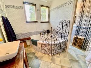 Maisons de vacances Maison 6p, 3ch, piscine, jacuzzi, cuisine d'ete, jardin clos : photos des chambres