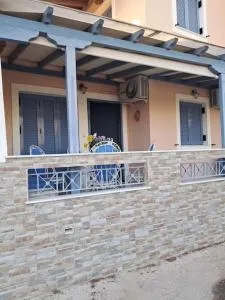 Εξοχικό με θέα στη θάλασσα - Tzíkidhes