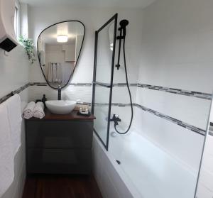 Villas Jacuzzi, Piscine, Station de recharge pour vehicule electrique, Maison normande du 19eme Siecle a 25- de Deauville, classee meuble de tourisme 5 etoiles : photos des chambres